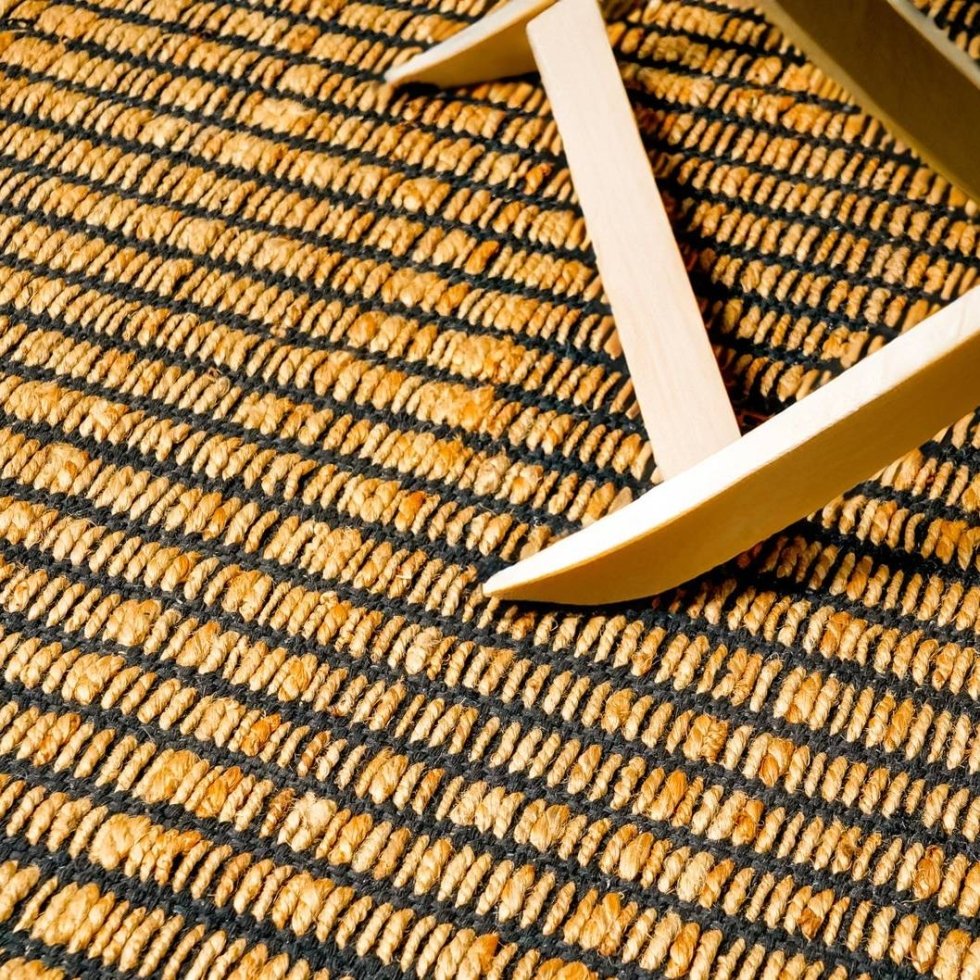 Alfombra moderna de yute negro y natural