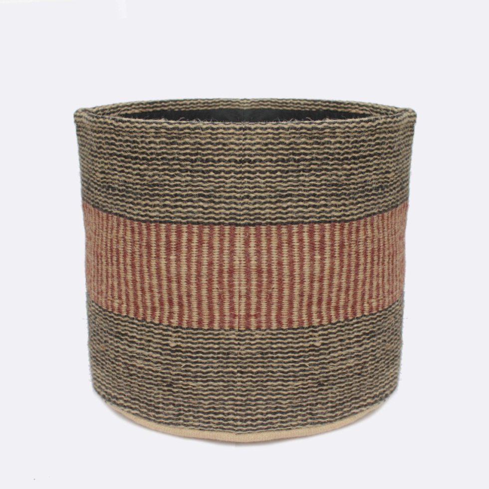 Cesta de rayas de yute negras y óxido