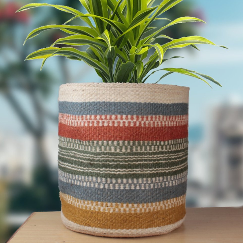 Cesta de rayas de yute de colores para plantas