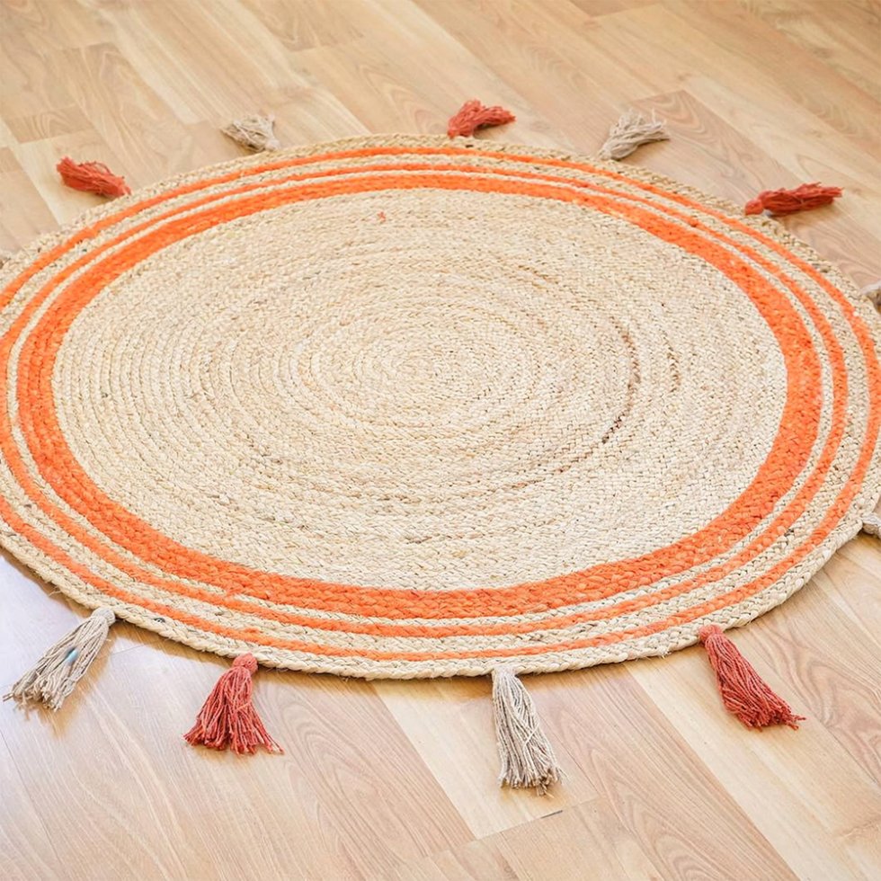 Alfombra de yute redonda trenzada con borlas y ribete naranja