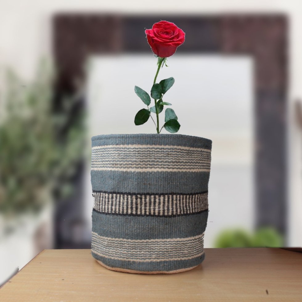 Cesta de flores de yute con rayas grises